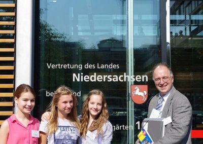 Christian Werner und Schülerinnen des 7. Jahrgangs der Neuen Schule Wolfsburg bei den eCall Days 2014 in Berlin