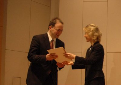 Auszeichnung für das Projekt Triangel Partnerschaften beim Musikpreis 50Plus - Christian Werner (links) mit Ministerin Ursula von der Leyen in Berlin 2008