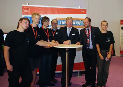 Minister Dr. Bernd Althusmann (3.v.r.) mit Christian Werner und Schülern der CJD Christophorusschule am Stand zum Thema „Jüdisches Leben in Braunschweig“ auf der IdeenExpo 2011 in Hannover