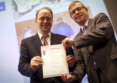 Der deutsche UNESCO-Generalsekretär Dr. Roland Bernecker zeichnet Christian Werner vom Projekt Kultur Arche Braunschweig im März 2010 bei der Didacta in Köln aus