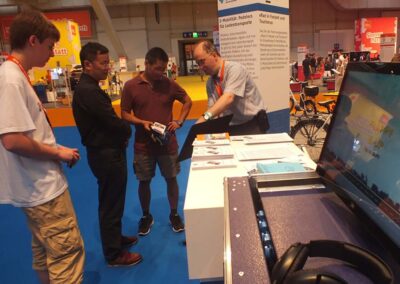 Präsentation der interkativen Webseite zum Thema Elektromobilität am Stand auf der Ideenexpo Hannover 2015