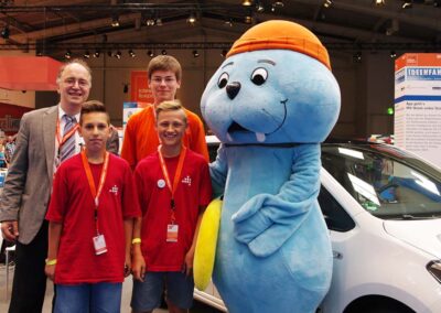 Christian Werner mit Schülern der Neuen Schule Wolfsburg bei der IdeenExpo im Frühjahr 2015 - Das NDR-Maskottchen war das größte Besucherhighlight