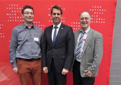 Der niedersächsische Wirtschaftsminister Olaf Lies (Mitte) bei der Preisverleihung des Innovationsnetzwerks Niedersachsen 2016 auf der Hannovermesse mit Ronald Peters (links) von Automotive Nord und Christian Werner