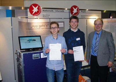 Preisträger bei Jugend forscht 2016 in Braunschweig feiern gemeinsam mit Christian Werner ihren Erfolg zum Thema Elektromobilität