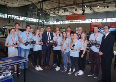 Wirtschaftsminister Olaf Lies (Mitte) als Schirmherr des "Projekts App gehts" am Stand zum Notrufsystem eCall auf der Ideenexpo 2017